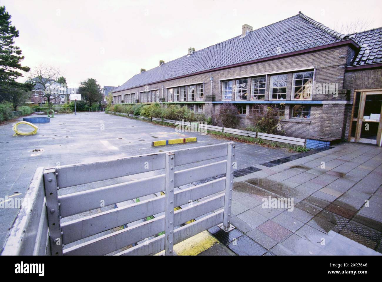 Exterior Juliana van Stolbergschool, Santpoort, Santpoort, 03-11-1998, Whizgle Dutch News: Historic Images Tailored for the Future. Explore The Netherlands past with modern perspectives through Dutch agency imagery. Bridging yesterday's events with tomorrow's insights. Embark on a timeless journey with stories that shape our future. Stock Photo