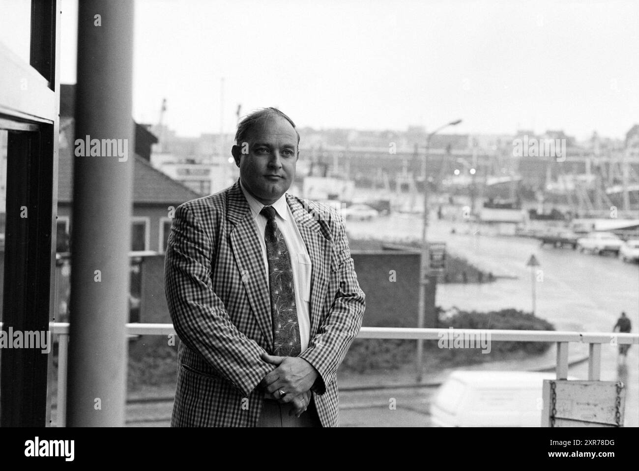 Mr Barends, TNO, IJmuiden, IJmuiden, The Netherlands, 30-04-1992, Whizgle Dutch News: Historic Images Tailored for the Future. Explore The Netherlands past with modern perspectives through Dutch agency imagery. Bridging yesterday's events with tomorrow's insights. Embark on a timeless journey with stories that shape our future. Stock Photo