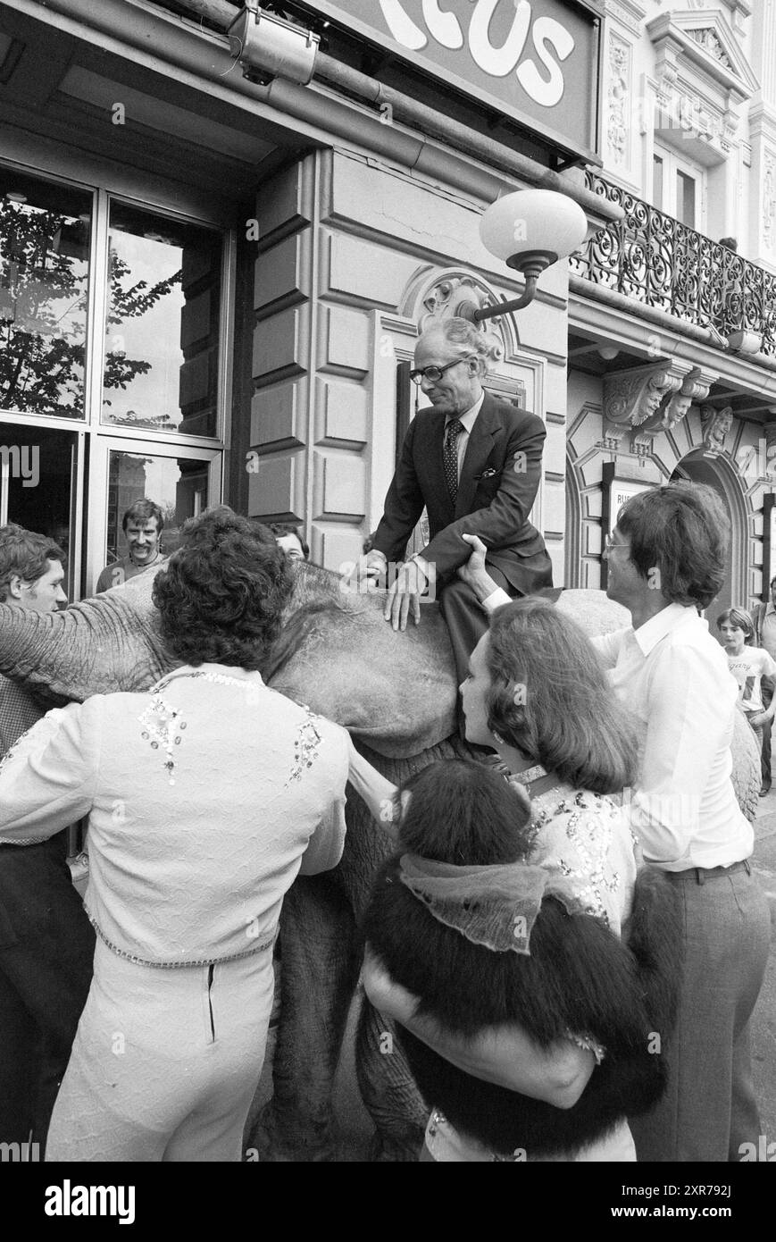 Press conf. Russian State Circus in Carré, Amsterdam, with clown Popov, Circus, Amsterdam, The Netherlands, 30-07-1979, Whizgle Dutch News: Historic Images Tailored for the Future. Explore The Netherlands past with modern perspectives through Dutch agency imagery. Bridging yesterday's events with tomorrow's insights. Embark on a timeless journey with stories that shape our future. Stock Photo