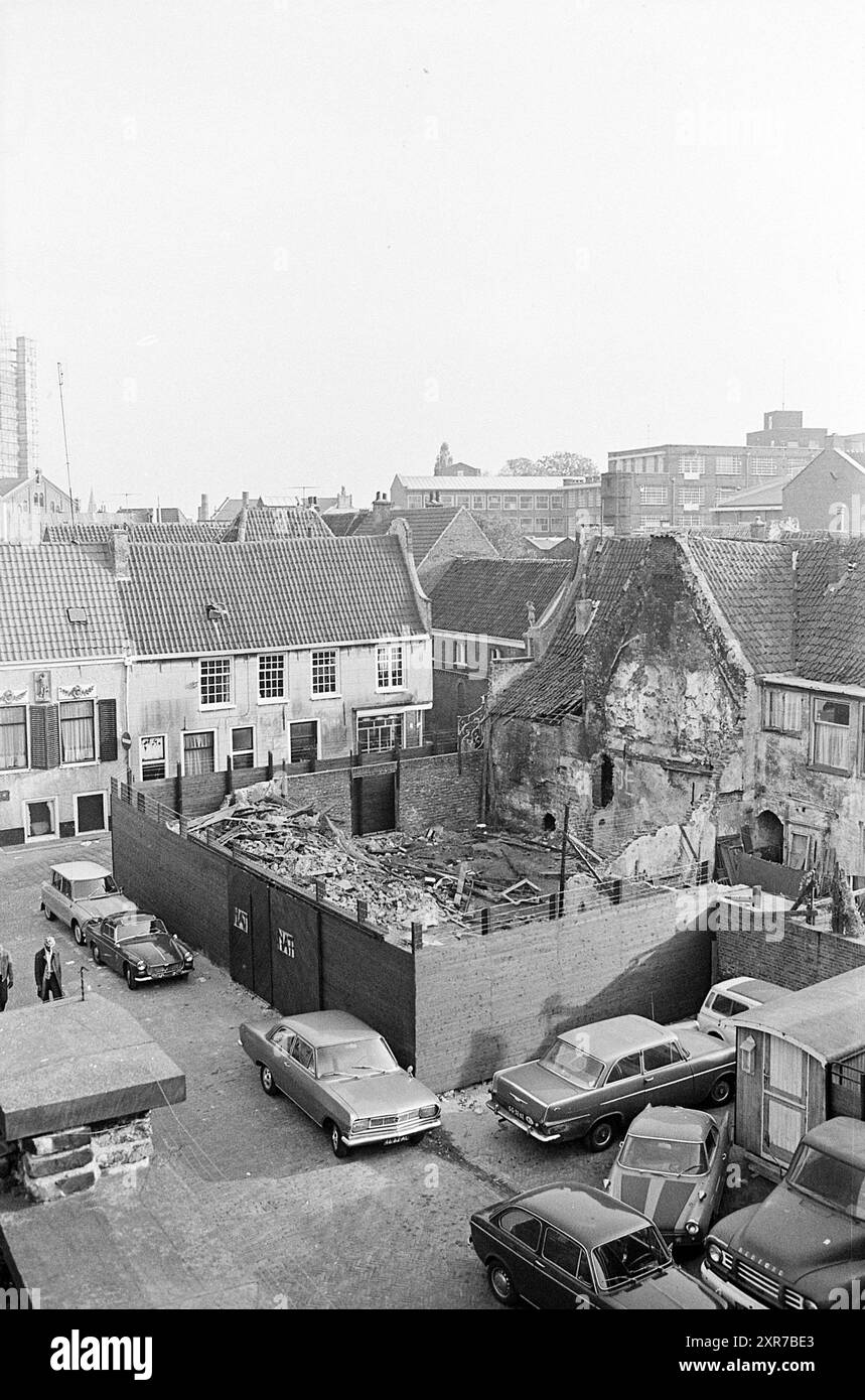 Exterior Begijnhof 20, Exterior, Haarlem, Begijnhof, The Netherlands, 16-10-1970, Whizgle Dutch News: Historic Images Tailored for the Future. Explore The Netherlands past with modern perspectives through Dutch agency imagery. Bridging yesterday's events with tomorrow's insights. Embark on a timeless journey with stories that shape our future. Stock Photo