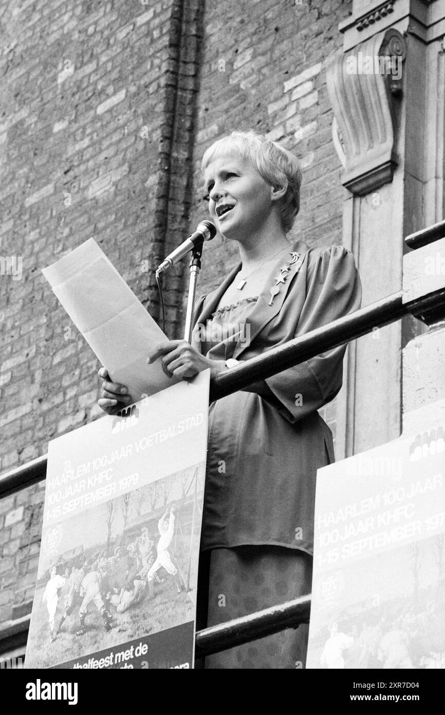 Woman on the steps of the town hall, with the announcement 'Haarlem 100 years of football city, 100 years of KHFC', Haarlem, Grote Markt, The Netherlands, 31-08-1979, Whizgle Dutch News: Historic Images Tailored for the Future. Explore The Netherlands past with modern perspectives through Dutch agency imagery. Bridging yesterday's events with tomorrow's insights. Embark on a timeless journey with stories that shape our future. Stock Photo