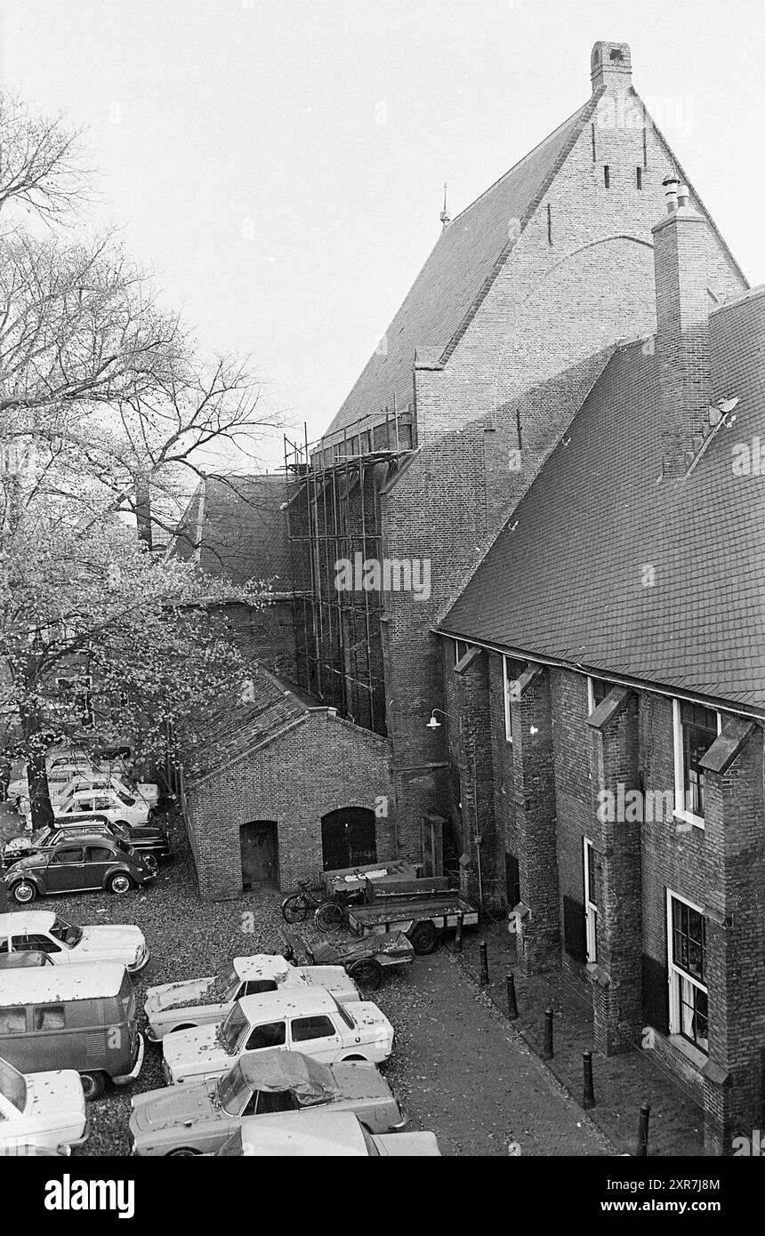 Exterior Begijnhof 20, Exterior, Haarlem, Begijnhof, The Netherlands, 16-10-1970, Whizgle Dutch News: Historic Images Tailored for the Future. Explore The Netherlands past with modern perspectives through Dutch agency imagery. Bridging yesterday's events with tomorrow's insights. Embark on a timeless journey with stories that shape our future. Stock Photo