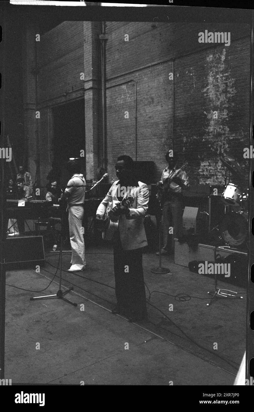 George Benson (guitarist - singer) street scene New York, Persons ...