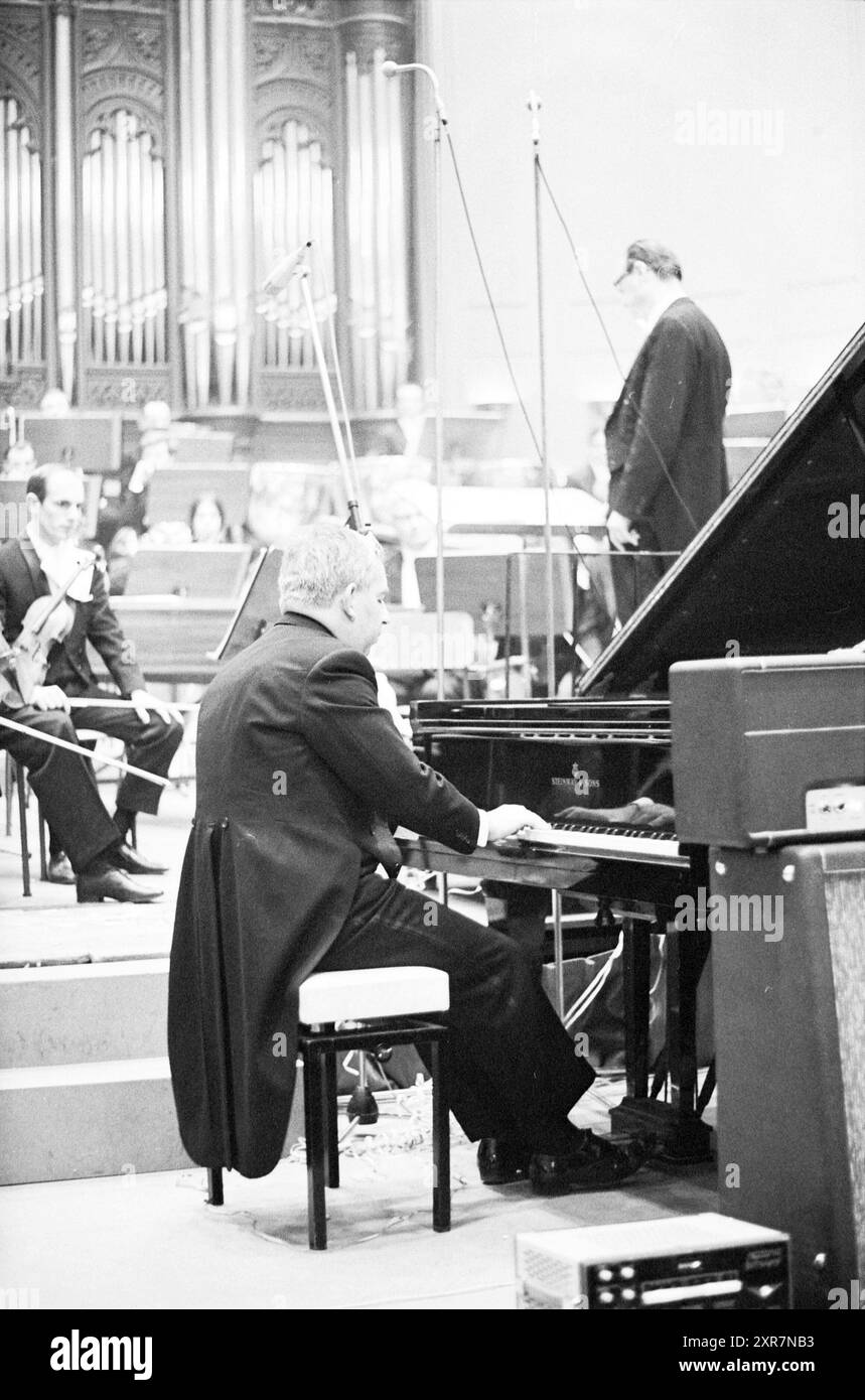 Hartewens festival in Concertgebouw, Haarlem. A music festival for young people with classical music, opera, rock & roll, jazz, etc., Haarlem, The Netherlands, 27-12-1966, Whizgle Dutch News: Historic Images Tailored for the Future. Explore The Netherlands past with modern perspectives through Dutch agency imagery. Bridging yesterday's events with tomorrow's insights. Embark on a timeless journey with stories that shape our future. Stock Photo