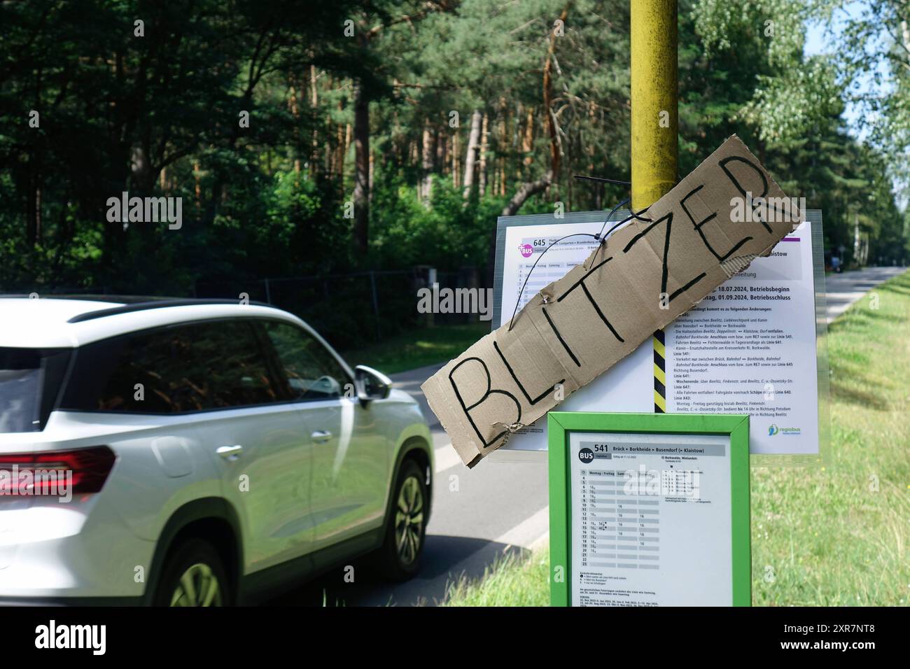 Schild Mit Schriftzug Blitzer An Einer Bushaltestelle Schild Mit schild-mit-schriftzug-blitzer-an-einer-bushaltestelle-schild-mit
