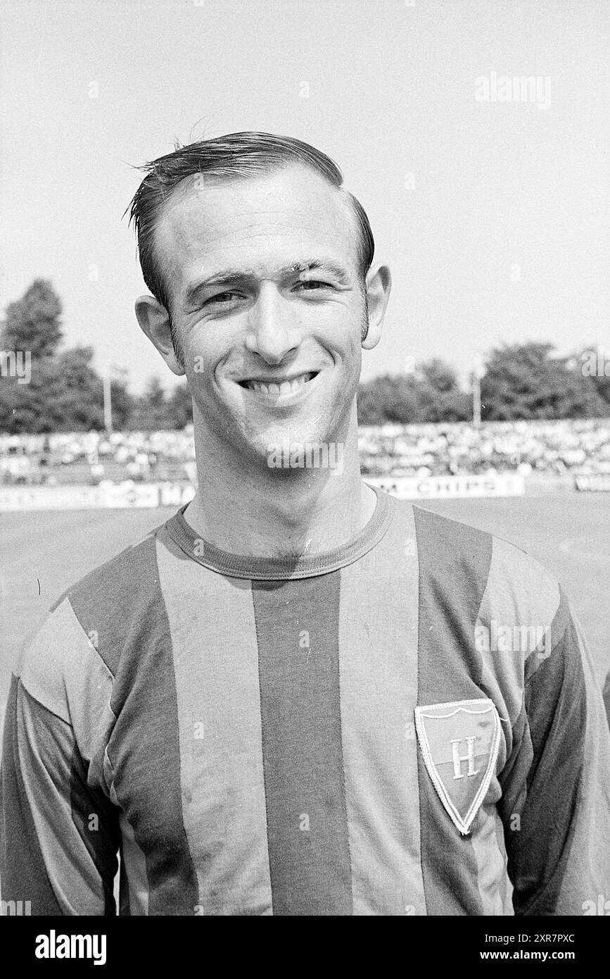 Portraits Of The Football Team HFC Haarlem With Coach Barry Hughes