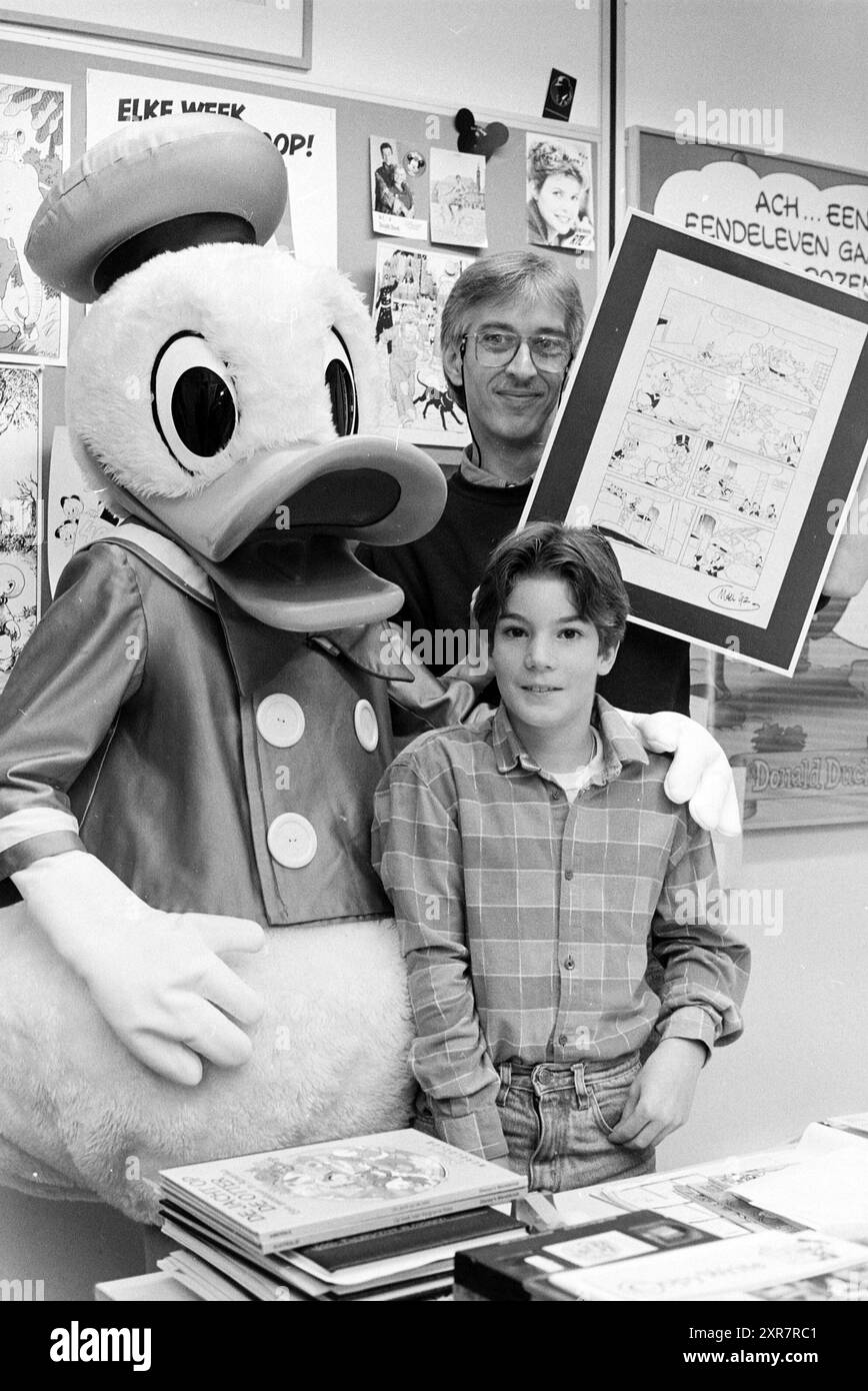 Kevin Kroese with Donald Duck prize, 02-11-1992, Whizgle Dutch News: Historic Images Tailored for the Future. Explore The Netherlands past with modern perspectives through Dutch agency imagery. Bridging yesterday's events with tomorrow's insights. Embark on a timeless journey with stories that shape our future. Stock Photo