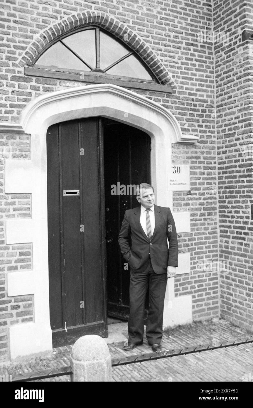 H & H Electronics, company in the Walloon church, Haarlem, Begijnhof, The Netherlands, 12-12-1984, Whizgle Dutch News: Historic Images Tailored for the Future. Explore The Netherlands past with modern perspectives through Dutch agency imagery. Bridging yesterday's events with tomorrow's insights. Embark on a timeless journey with stories that shape our future. Stock Photo