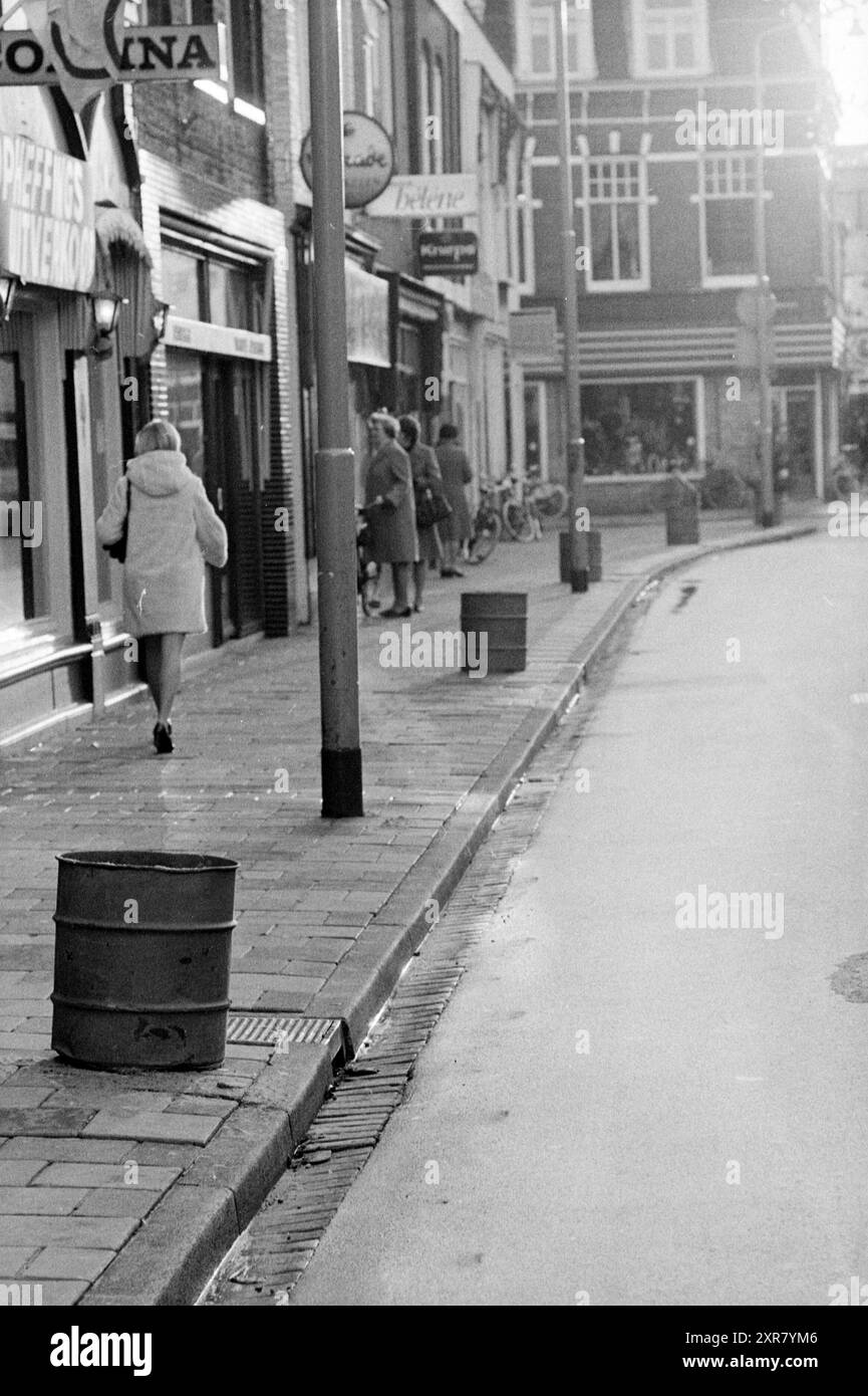 Empty barrels, Zeestraat, Beverwijk, Christmas and Christmas trees, 18-12-1973, Whizgle Dutch News: Historic Images Tailored for the Future. Explore The Netherlands past with modern perspectives through Dutch agency imagery. Bridging yesterday's events with tomorrow's insights. Embark on a timeless journey with stories that shape our future. Stock Photo