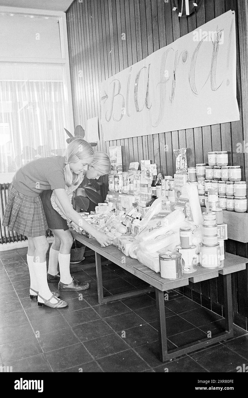 Children collect for Biafra, Whizgle Dutch News: Historic Images Tailored for the Future. Explore The Netherlands past with modern perspectives through Dutch agency imagery. Bridging yesterday's events with tomorrow's insights. Embark on a timeless journey with stories that shape our future. Stock Photo