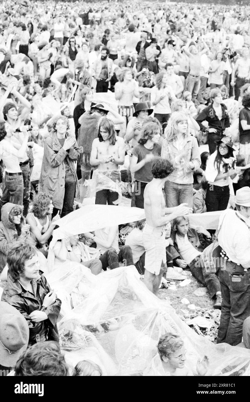 Holland Pop Festival in the Kralingse bos, which has gone down in history as the Dutch version of the American Woodstock festival. With performances by The Byrds, Mungo Jerry, Canned Heat and Jefferson Airplane, Music, Rotterdam, 26-06-1970, Whizgle Dutch News: Historic Images Tailored for the Future. Explore The Netherlands past with modern perspectives through Dutch agency imagery. Bridging yesterday's events with tomorrow's insights. Embark on a timeless journey with stories that shape our future. Stock Photo