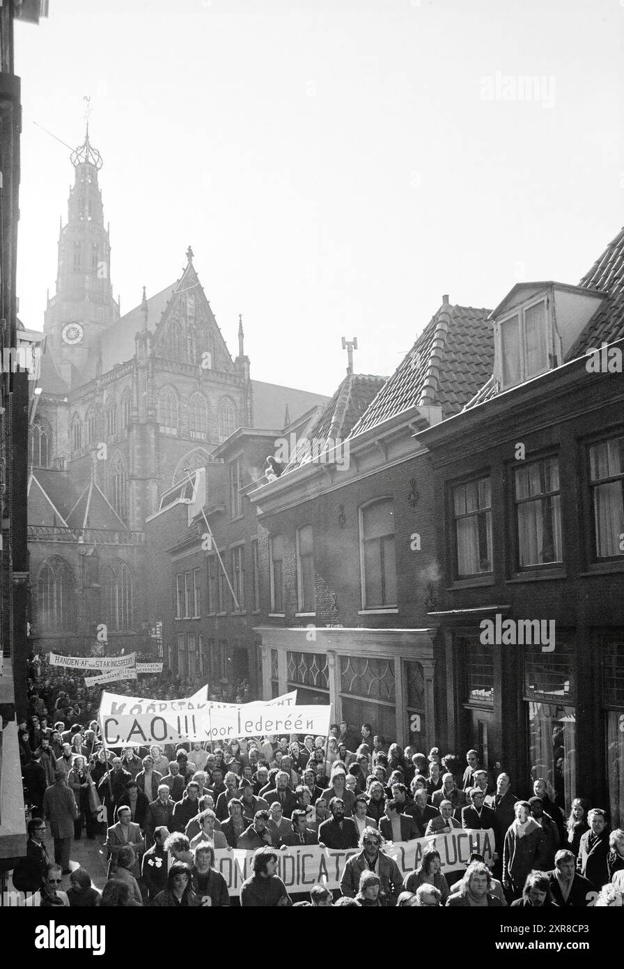 Demonstration for the rights of Spanish-speaking guest workers and everyone's right to strike, Haarlem, Grote Markt, The Netherlands, Whizgle Dutch News: Historic Images Tailored for the Future. Explore The Netherlands past with modern perspectives through Dutch agency imagery. Bridging yesterday's events with tomorrow's insights. Embark on a timeless journey with stories that shape our future. Stock Photo