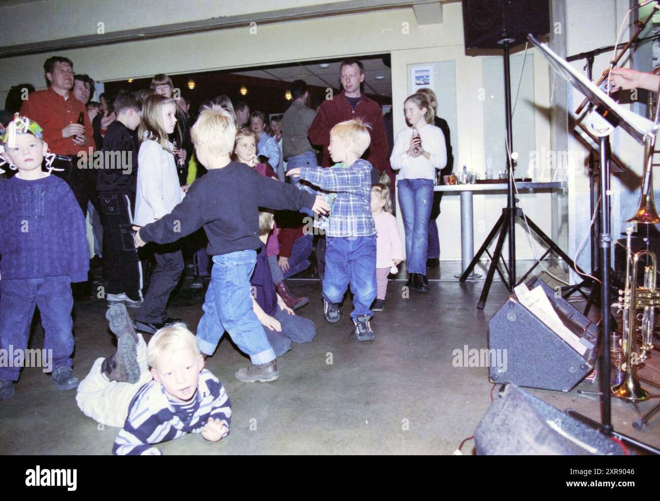 Cafe Studio New Year, Haarlem, Grote Markt, The Netherlands, 31-12-2001, Whizgle Dutch News: Historic Images Tailored for the Future. Explore The Netherlands past with modern perspectives through Dutch agency imagery. Bridging yesterday's events with tomorrow's insights. Embark on a timeless journey with stories that shape our future. Stock Photo