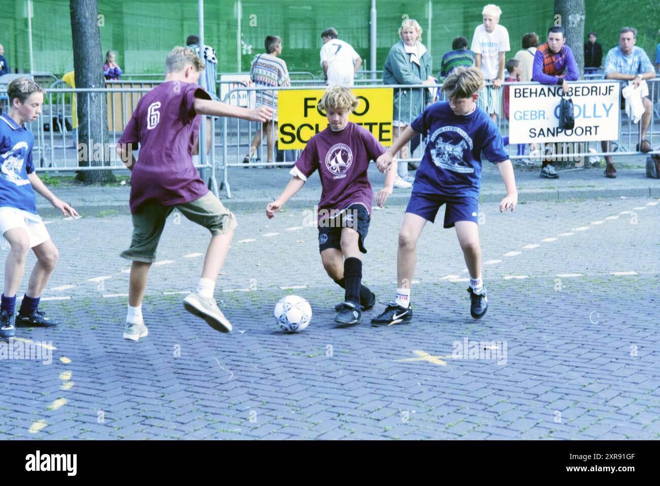 Street football tournament, Santpoort, Santpoort, 03-08-1997, Whizgle Dutch News: Historic Images Tailored for the Future. Explore The Netherlands past with modern perspectives through Dutch agency imagery. Bridging yesterday's events with tomorrow's insights. Embark on a timeless journey with stories that shape our future. Stock Photo