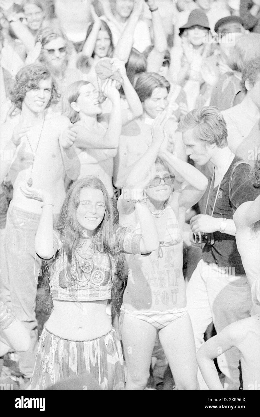 Holland Pop Festival in the Kralingse bos, which has gone down in history as the Dutch version of the American Woodstock festival. With performances by The Byrds, Mungo Jerry, Canned Heat and Jefferson Airplane, Music, Rotterdam, 26-06-1970, Whizgle Dutch News: Historic Images Tailored for the Future. Explore The Netherlands past with modern perspectives through Dutch agency imagery. Bridging yesterday's events with tomorrow's insights. Embark on a timeless journey with stories that shape our future. Stock Photo