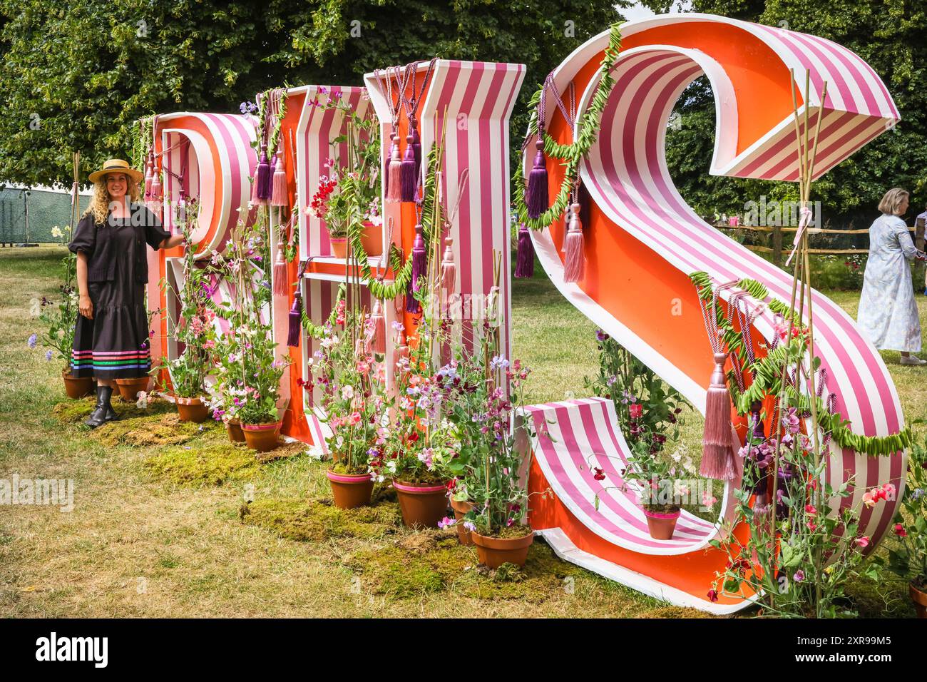 Hannah from Minnow and Wolf Flowers poses with the iconic RHS sign ...