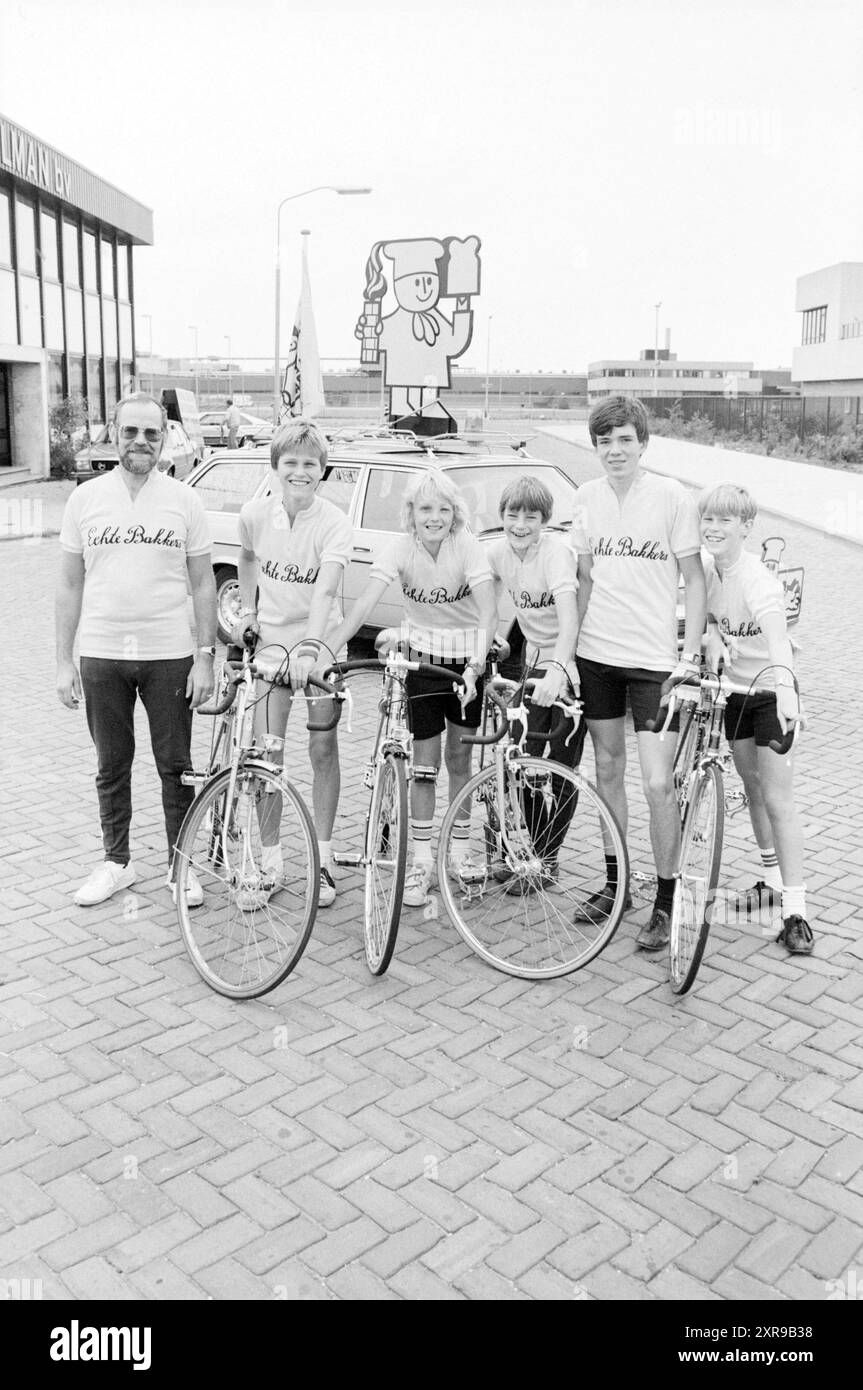 Cycling teams mosquito round, Muggeronde, 24-07-1982, Whizgle Dutch News: Historic Images Tailored for the Future. Explore The Netherlands past with modern perspectives through Dutch agency imagery. Bridging yesterday's events with tomorrow's insights. Embark on a timeless journey with stories that shape our future. Stock Photo