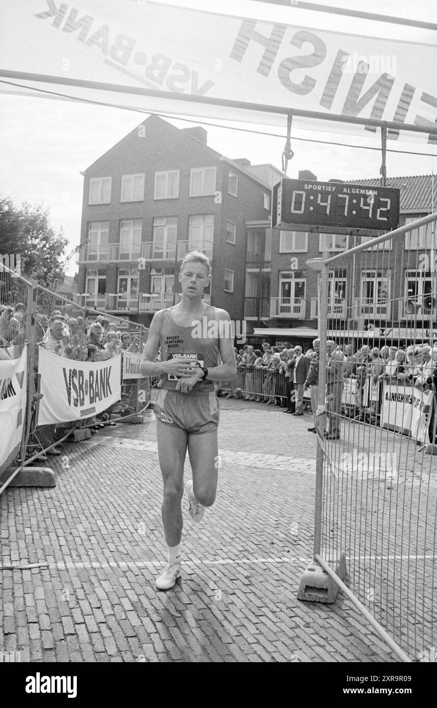 Pierloop, finish 15 km race run, 10-09-1993, Whizgle Dutch News: Historic Images Tailored for the Future. Explore The Netherlands past with modern perspectives through Dutch agency imagery. Bridging yesterday's events with tomorrow's insights. Embark on a timeless journey with stories that shape our future. Stock Photo