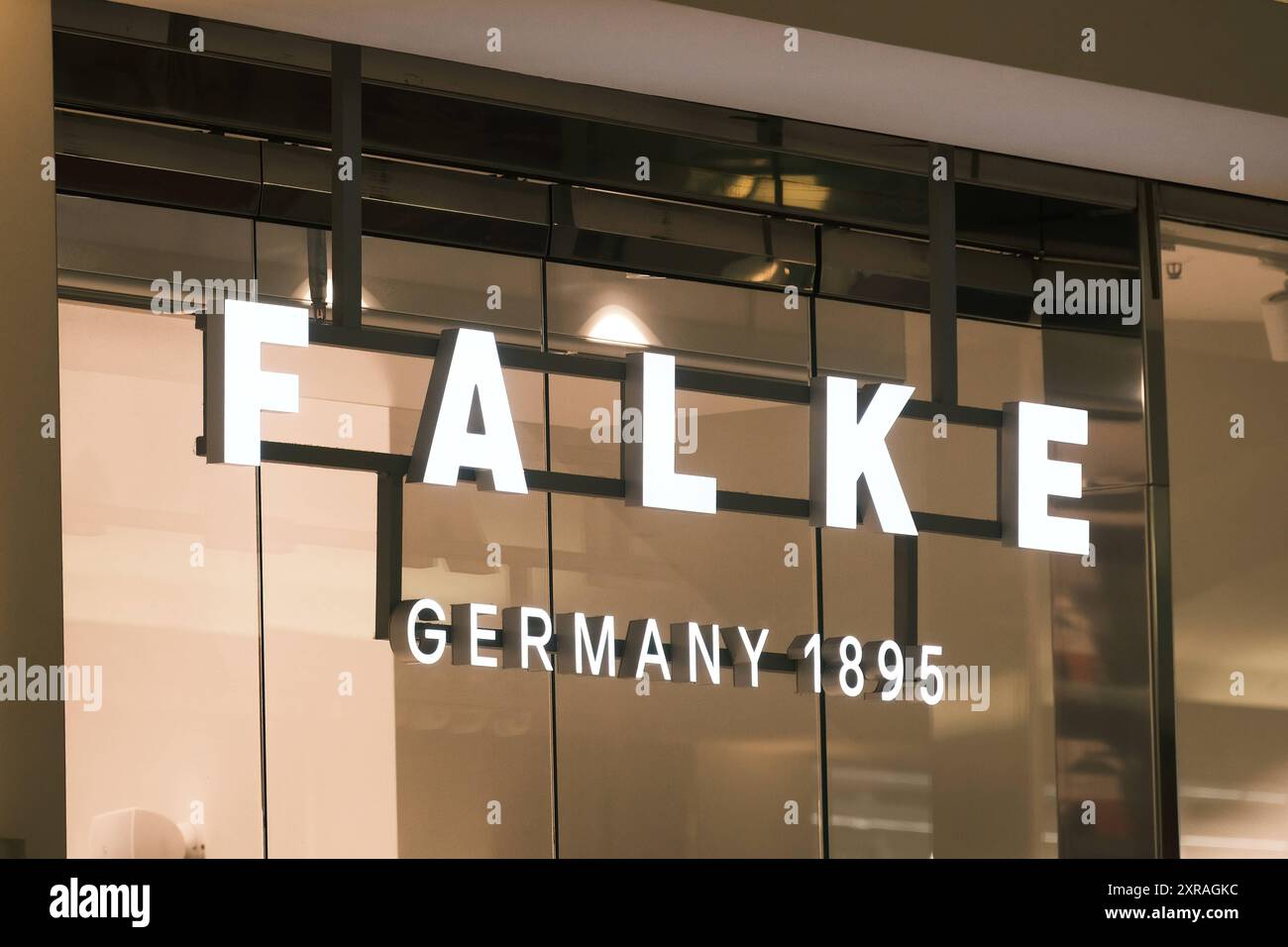 Düsseldorf 09.08.2024 Falke Strumphosen Strümpfe Socken Düsseldorf Nordrhein-Westfalen Deutschland *** Düsseldorf 09 08 2024 Falke tights stockings socks Düsseldorf North Rhine-Westphalia Germany Stock Photo