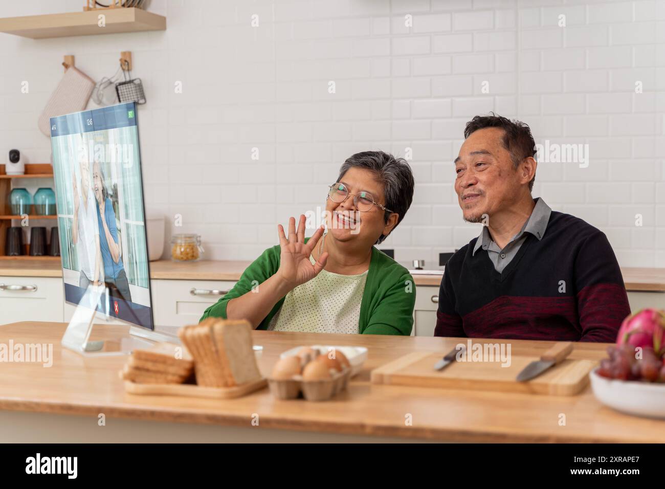 Man woman chat headshot hi-res stock photography and images - Alamy