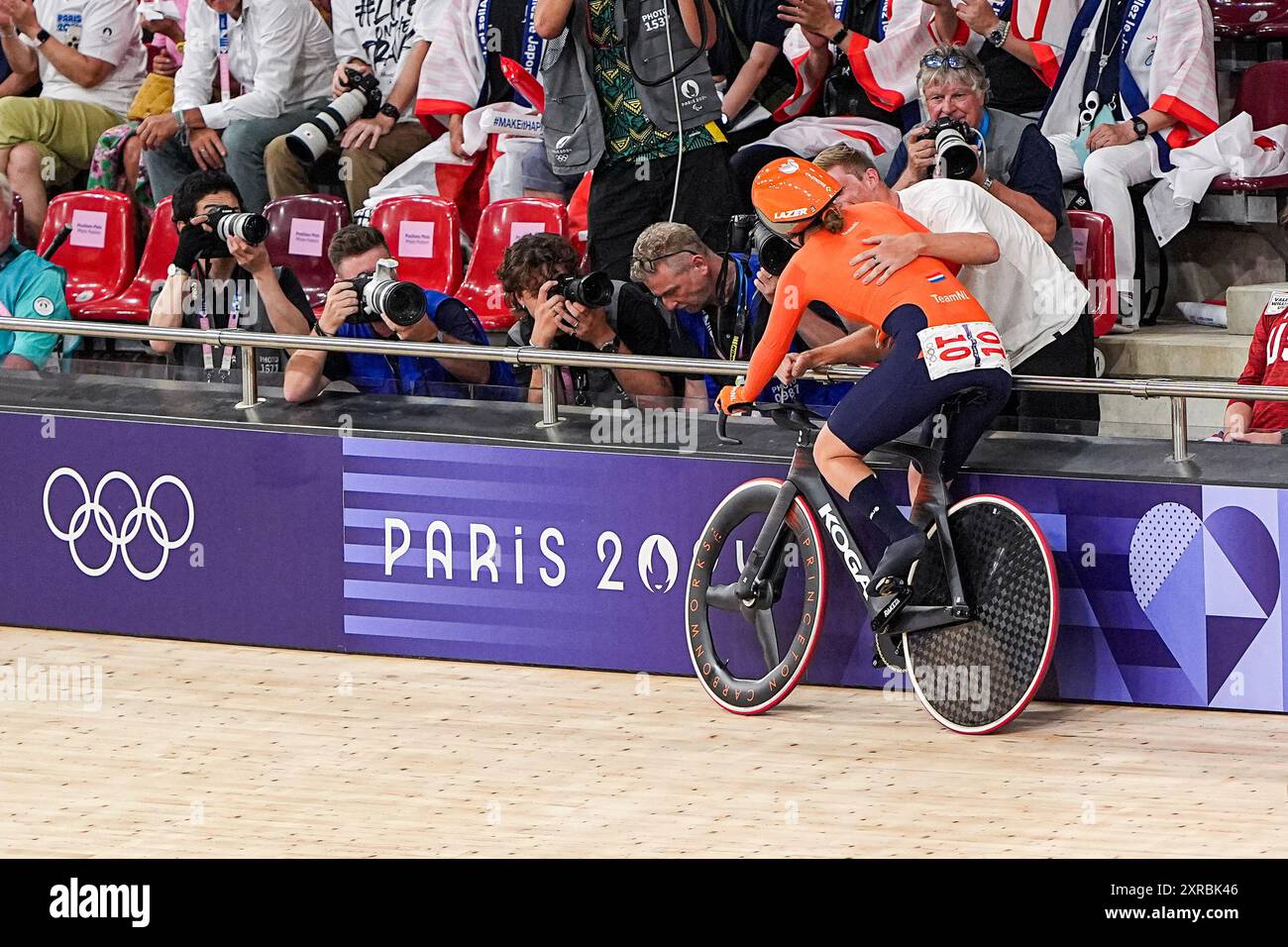 Paris, France. 09th Aug, 2024. PARIS, FRANCE - AUGUST 9: Lisa van Belle of the Netherlands celebrating brons medal after competing in the Women's Madison Final during Day 14 of Cycling - Track - Olympic Games Paris 2024 at Saint-Quentin-en-Yvelines Velodrome on August 9, 2024 in Paris, France. (Photo by Andre Weening/Orange Pictures) Credit: Orange Pics BV/Alamy Live News Stock Photo