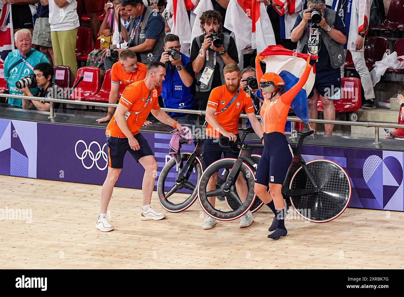 Paris, France. 09th Aug, 2024. PARIS, FRANCE - AUGUST 9: Lisa van Belle of the Netherlands celebrating brons medal after competing in the Women's Madison Final during Day 14 of Cycling - Track - Olympic Games Paris 2024 at Saint-Quentin-en-Yvelines Velodrome on August 9, 2024 in Paris, France. (Photo by Andre Weening/Orange Pictures) Credit: Orange Pics BV/Alamy Live News Stock Photo