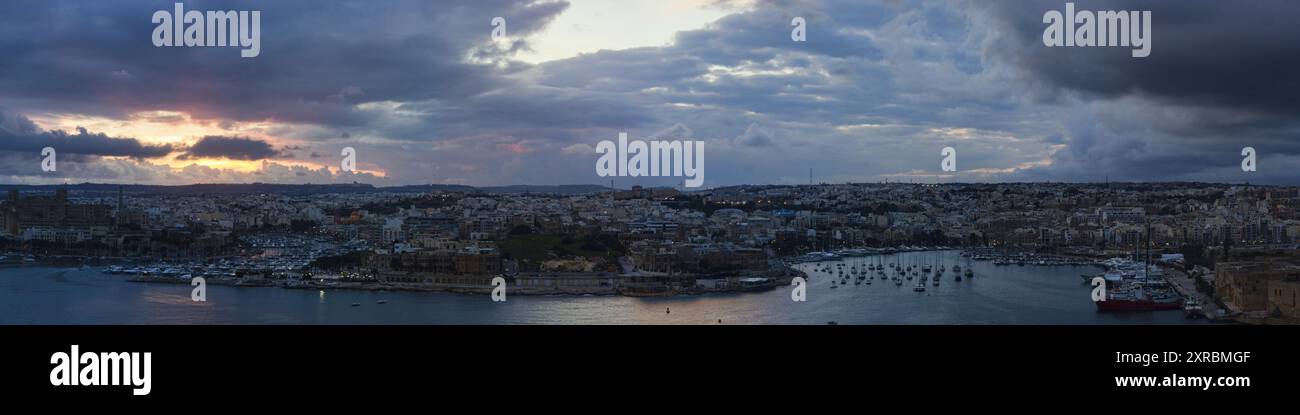 A serene sunset over a famous urban skyline reflected in water Stock ...