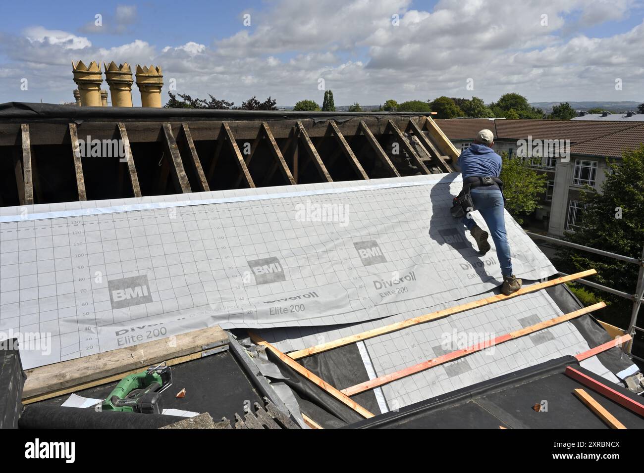 Installing roofing membrane