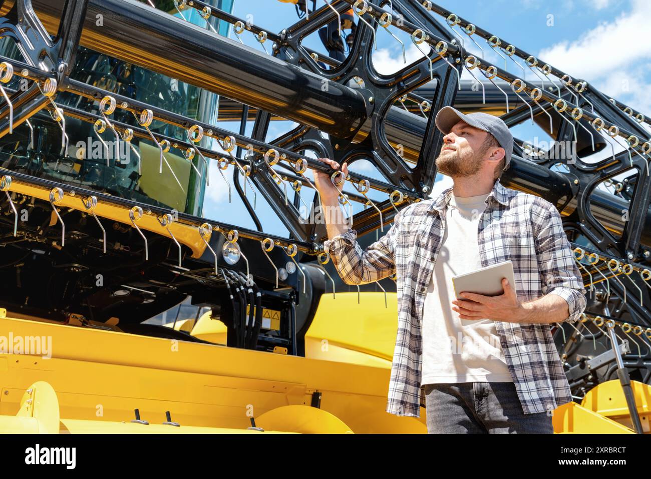 Yellow combine harvester hi-res stock photography and images - Alamy