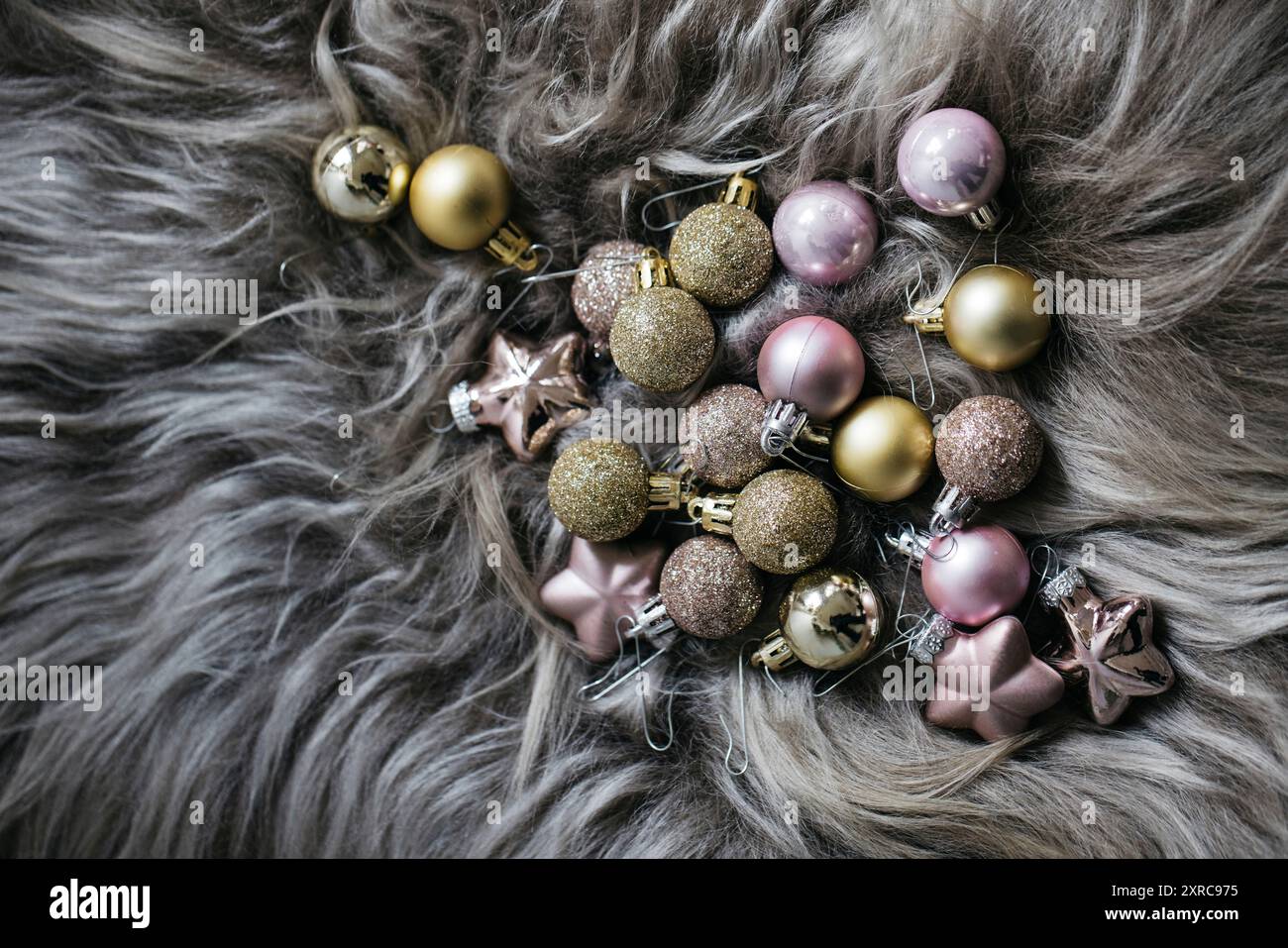 Gold glitter decorations tree hi-res stock photography and images - Alamy