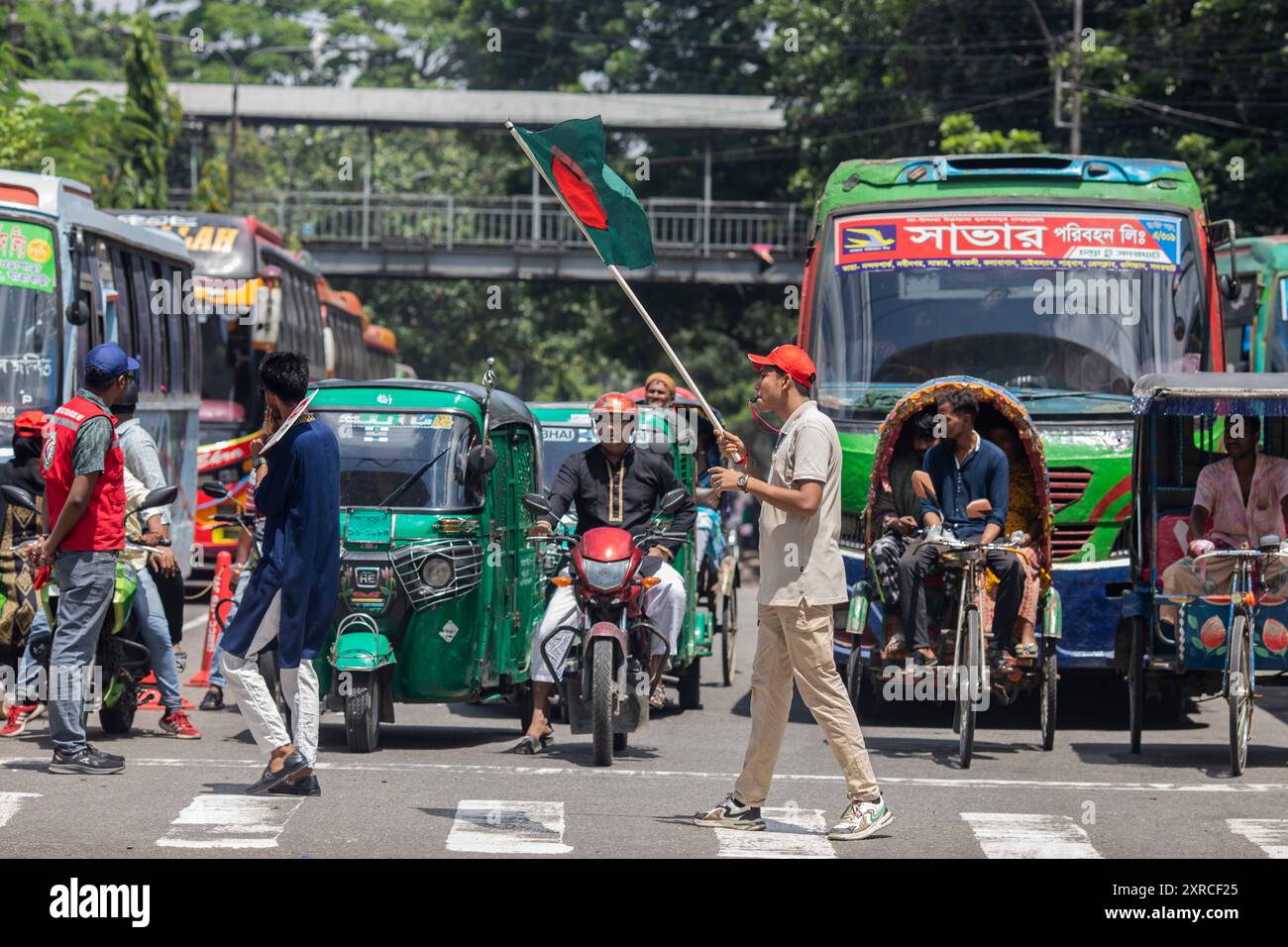 Dhaka, Bangladesh. 09th Aug, 2024. A Group of Bangladeshi students control the traffic as police went on strike. Nobel laureate Muhammad Yunus led a solemn tribute to Bangladesh's fallen independence heroes on August 9 in the first act of his interim government, after a student-led uprising forced predecessor Sheikh Hasina into exile. Yunus, 84, was sworn in on Thursday night after returning home from Europe at the request of protest leaders, following the sudden end of Hasina's 15-year rule. Credit: SOPA Images Limited/Alamy Live News Stock Photo