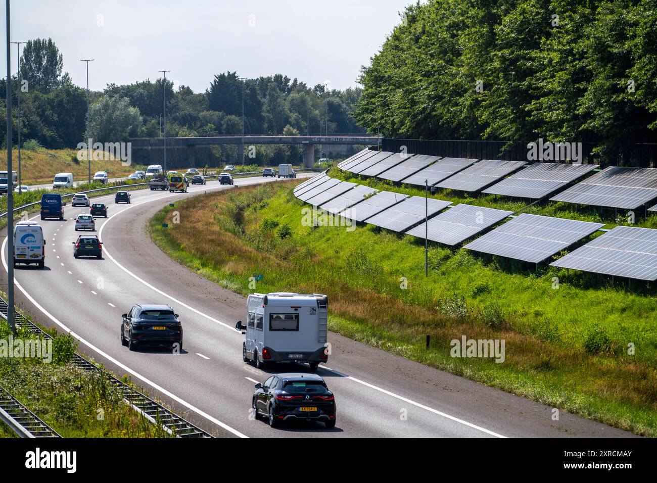 Autobahn A58, an den Hängen seitlich der Fahrbahn wurden Photovoltaik Anlagen montiert, Nutzung der Flächen entlang der Straßen als Solarpark, bei Etten-Leur, Noord-Brabant, Niederlande, PV Anlage an Autobahn *** A58 highway, photovoltaic systems were installed on the slopes to the side of the roadway, use of the areas along the roads as a solar park, near Etten Leur, Noord Brabant, Netherlands, PV system on highway Stock Photo