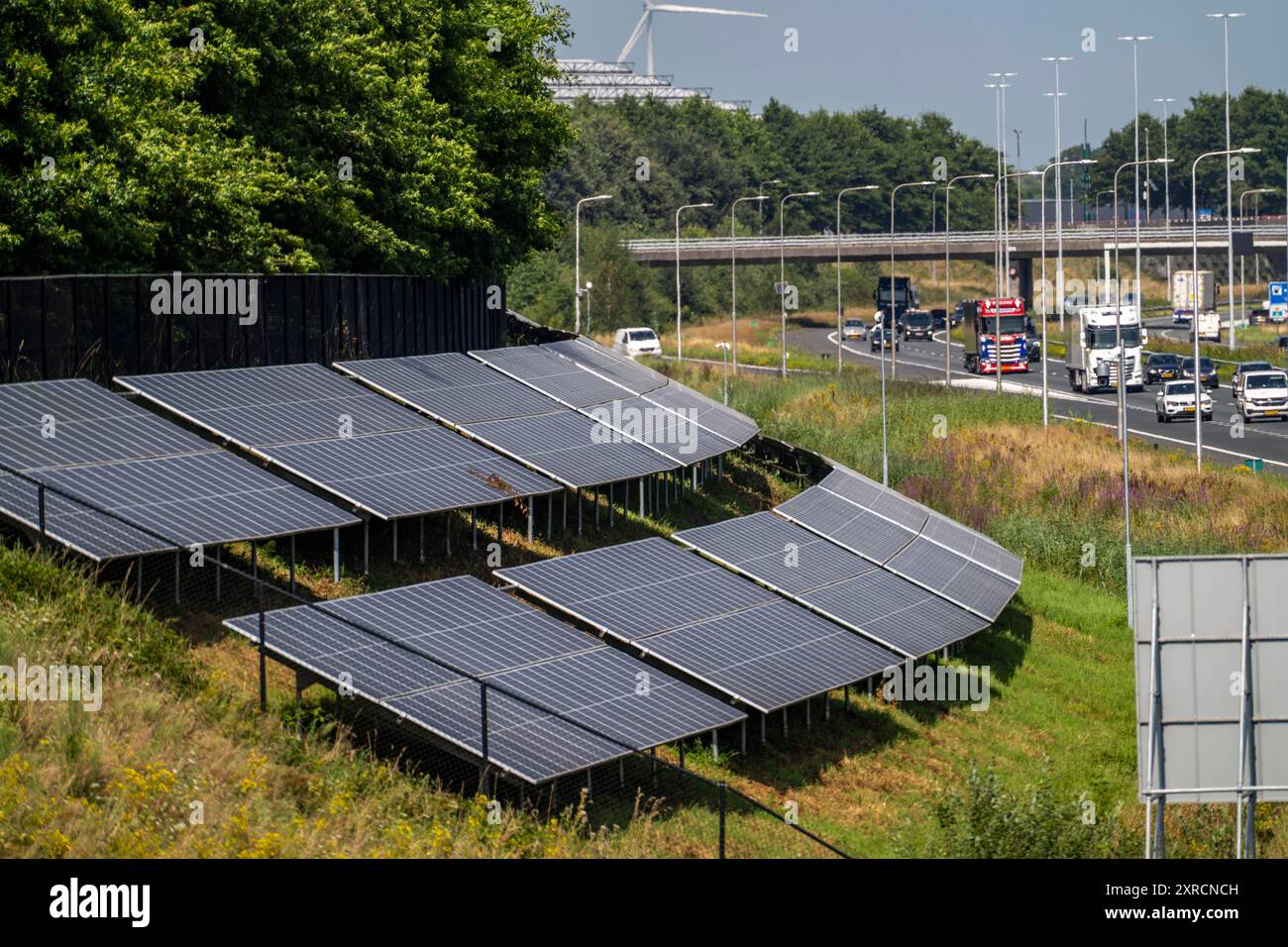 Autobahn A58, an den Hängen seitlich der Fahrbahn wurden Photovoltaik Anlagen montiert, Nutzung der Flächen entlang der Straßen als Solarpark, bei Etten-Leur, Noord-Brabant, Niederlande, PV Anlage an Autobahn *** A58 highway, photovoltaic systems were installed on the slopes to the side of the roadway, use of the areas along the roads as a solar park, near Etten Leur, Noord Brabant, Netherlands, PV system on highway Stock Photo