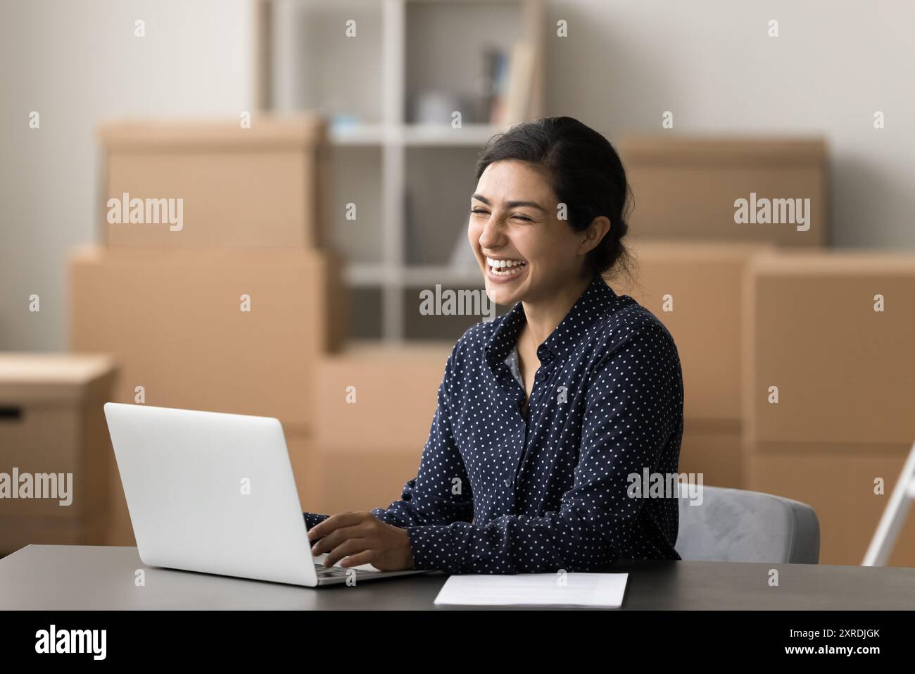Woman sit desk using computer hi-res stock photography and images - Alamy