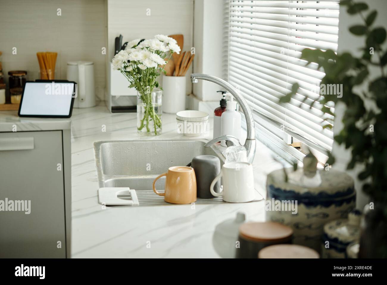 Kitchen counter clean dishes hi-res stock photography and images - Alamy