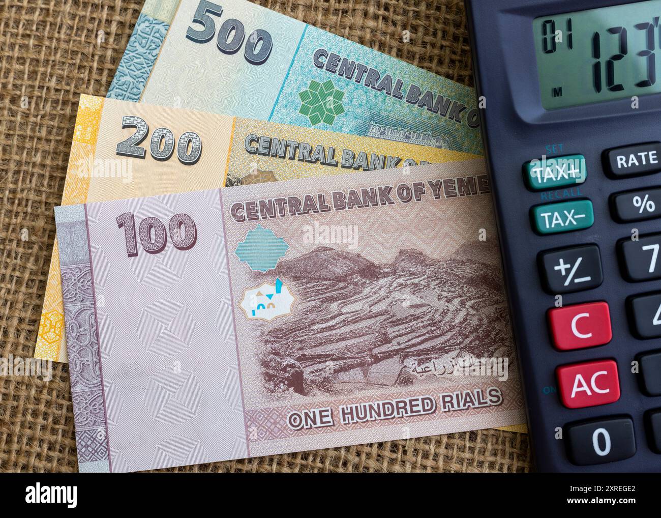 Yemen currency banknotes hi-res stock photography and images - Alamy