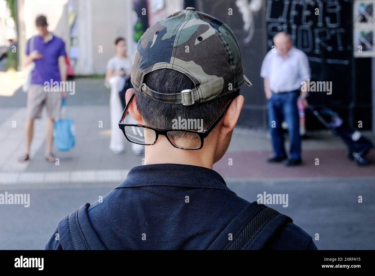 Düsseldorf 10.08.2024 Brillenmode Lesebrille Brille verloren Fernbrille Sehstärke Optiker Fehlsichtigkeit Diotprien Mütze Kappe Cap camouflage Tarnfarben Sonnenschutz ohne Ohren keine Brille Düsseldorf Nordrhein-Westfalen Deutschland *** Düsseldorf 10 08 2024 glasses fashion reading glasses glasses lost distance glasses prescription optician defective vision diotprien cap cap camouflage camouflage sun protection without ears no glasses Düsseldorf North Rhine-Westphalia Germany Stock Photo
