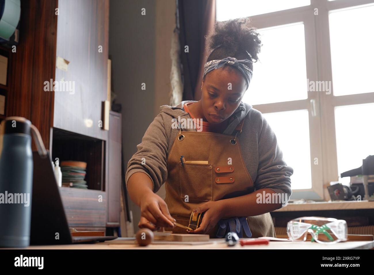 Black apron hi-res stock photography and images - Alamy