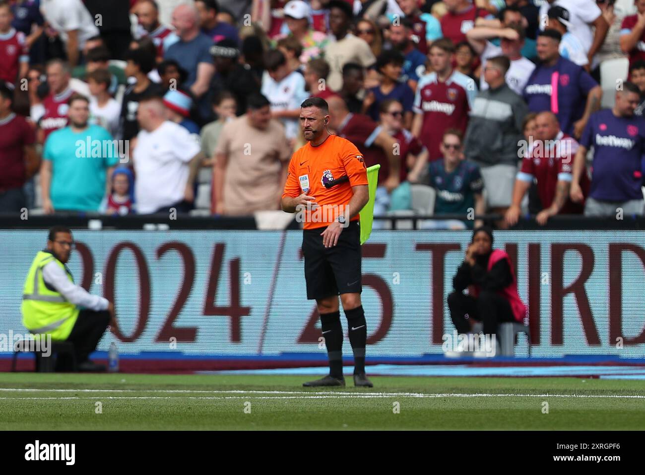 Dan cook assistant referee hi-res stock photography and images - Alamy