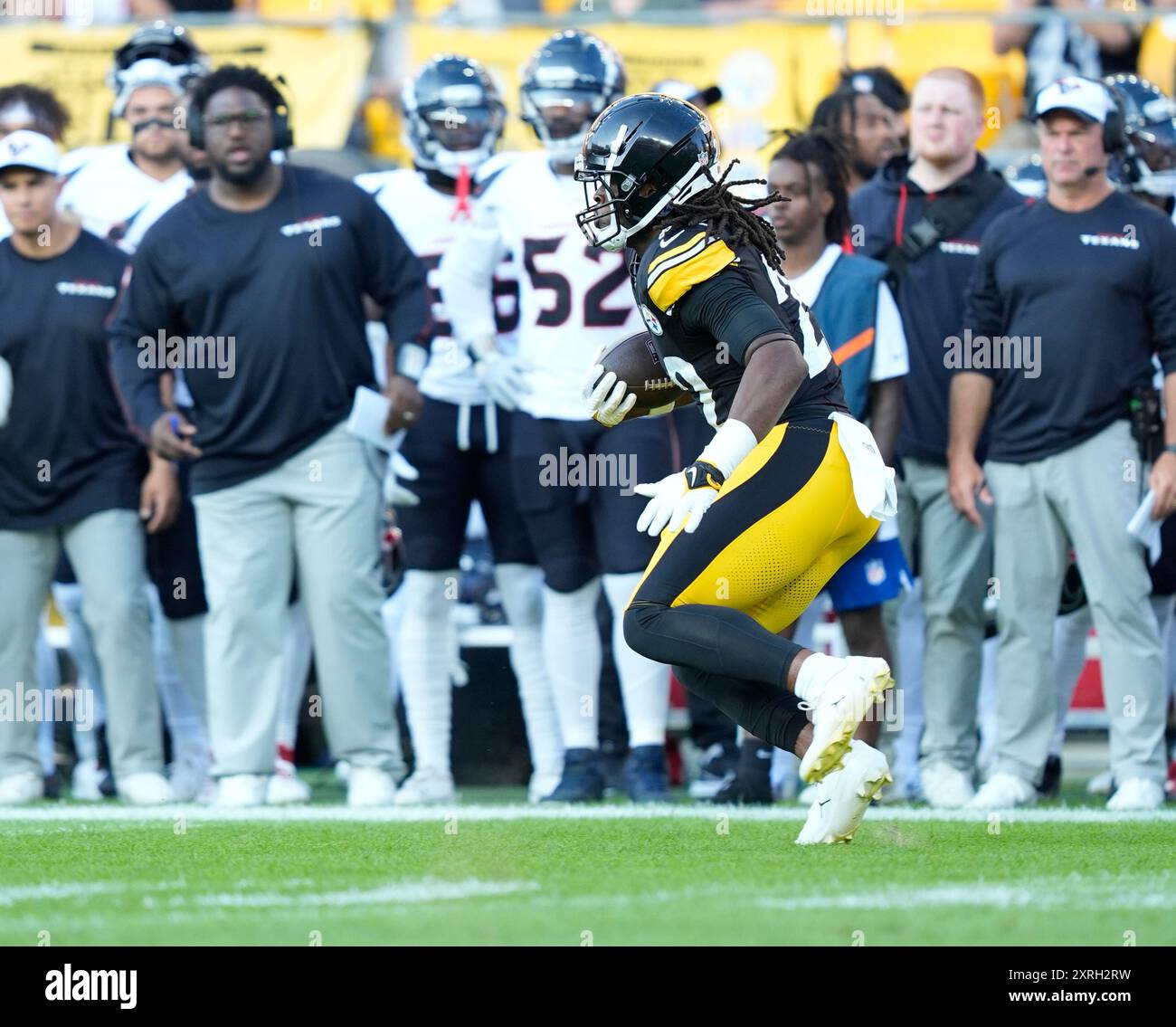 Pittsburgh, Pennsylvania, USA. 9th Aug, 2024. August 9, 2024: Najee Harris #22 during the Pittsburgh Steelers vs Houston Texas at Acrisure Stadium in Pittsburgh PA. Brook Ward/AMG (Credit Image: © AMG/AMG via ZUMA Press Wire) EDITORIAL USAGE ONLY! Not for Commercial USAGE! Stock Photo