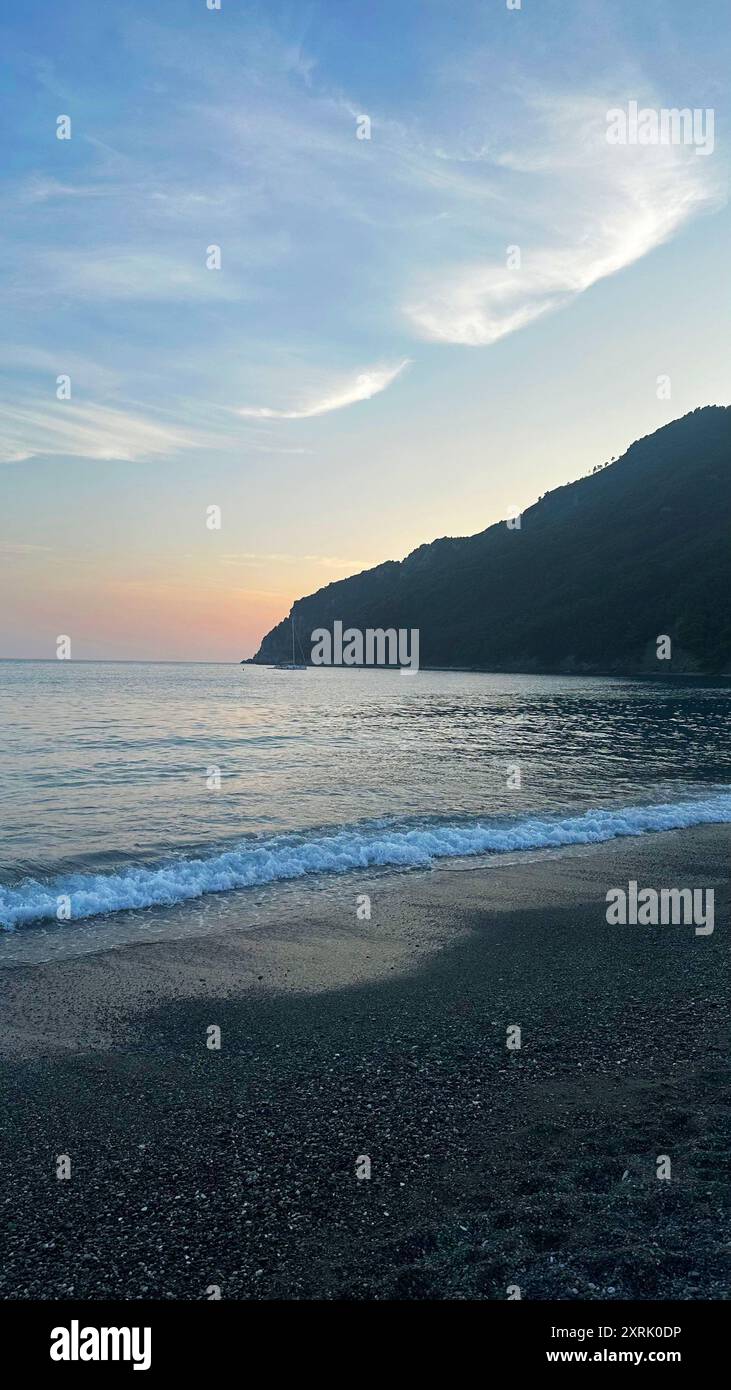 Pink cloud sunset over ocean hi-res stock photography and images - Alamy