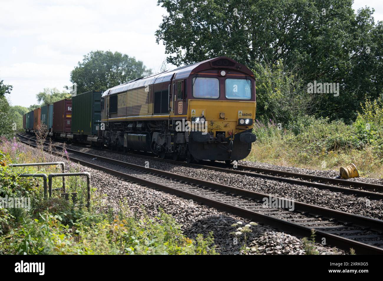 DB class 66 diesel locomotive No. 66040 pulling a freightliner train at ...