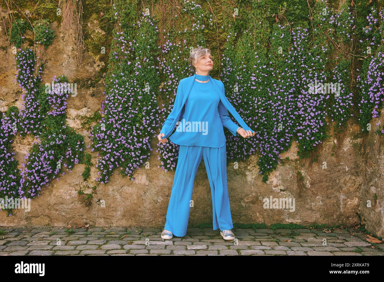 Elderly senior woman wearing purple hi-res stock photography and images ...