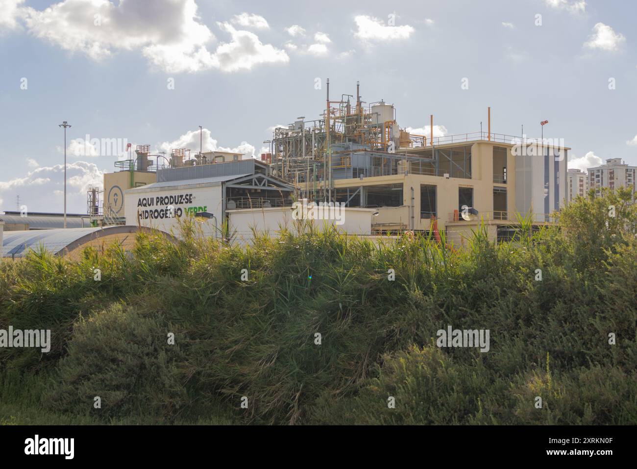 Modern industrial facility producing green hydrogen as a clean energy solution Stock Photo