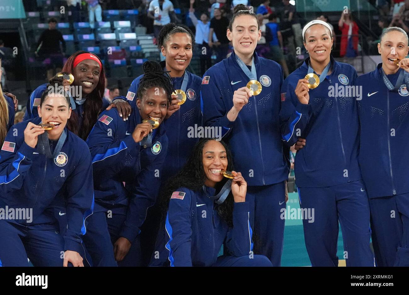 Paris, France. 11th Aug, 2024. Members of the U.S. team hold their gold ...