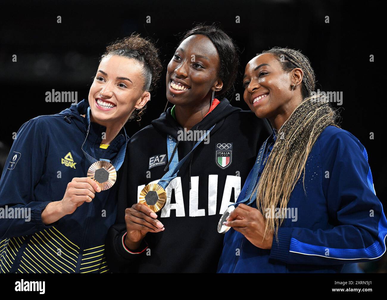Paris, Chiaka Ogbogu (R) of the United States and Gabriela Braga(02)