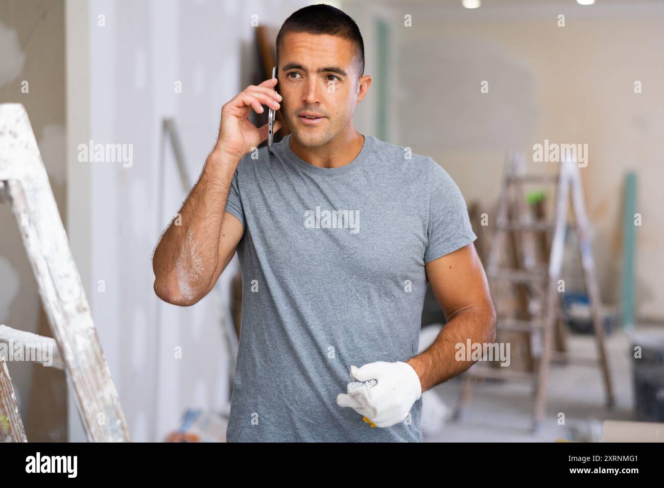Man architect having telephone hi-res stock photography and images - Alamy