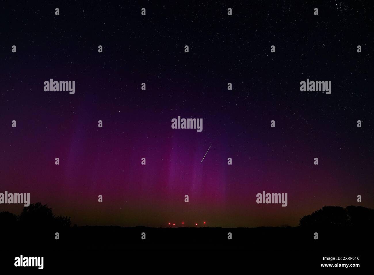 Nordlichter und Perseiden Die Aufnahme zeigt Polarlichter sowie eine ...