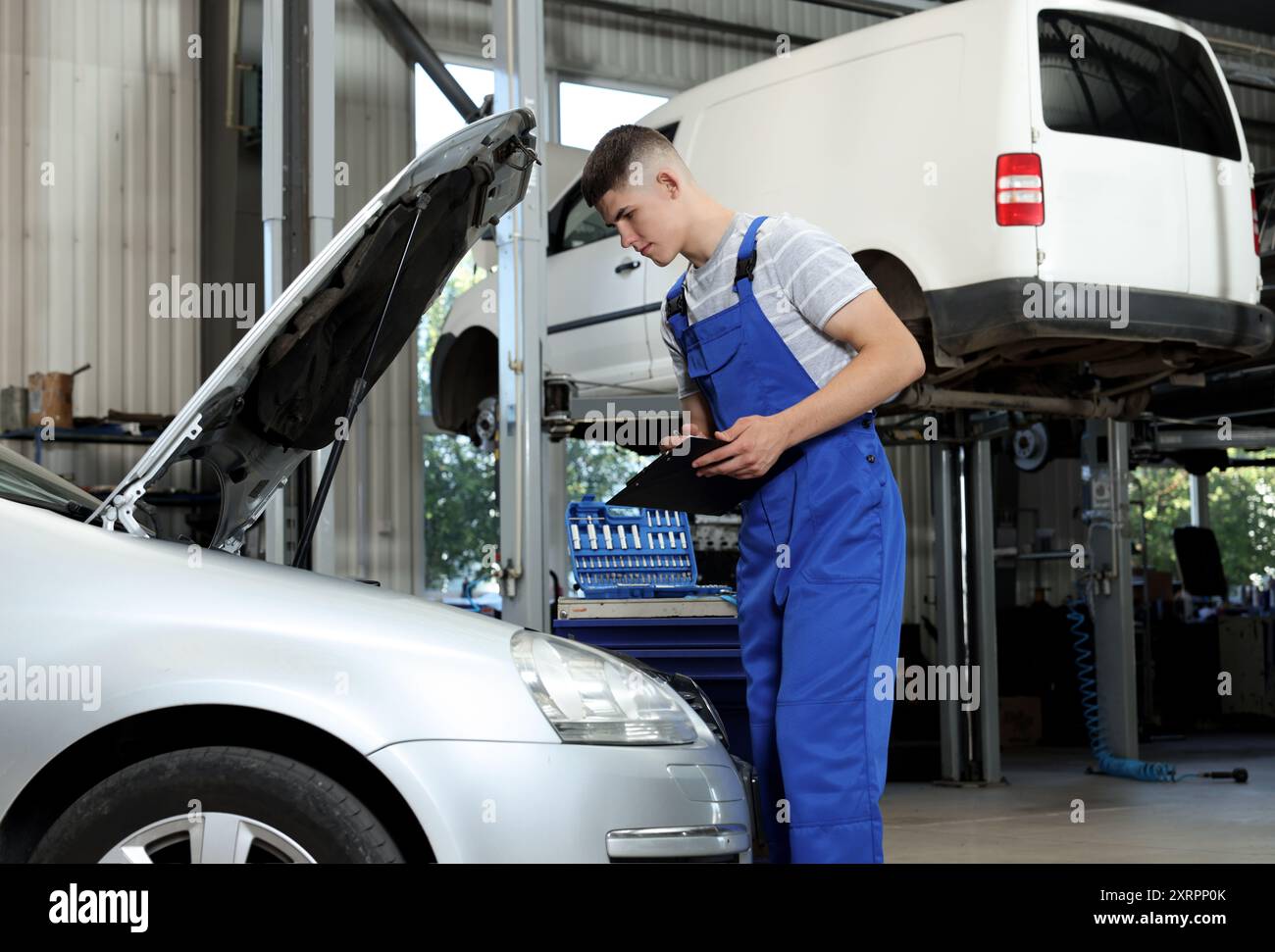 Car mechanic taking notes hi-res stock photography and images - Alamy