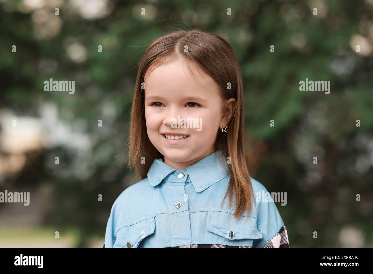 Portrait of happy little girl outdoors. Cute child Stock Photo - Alamy